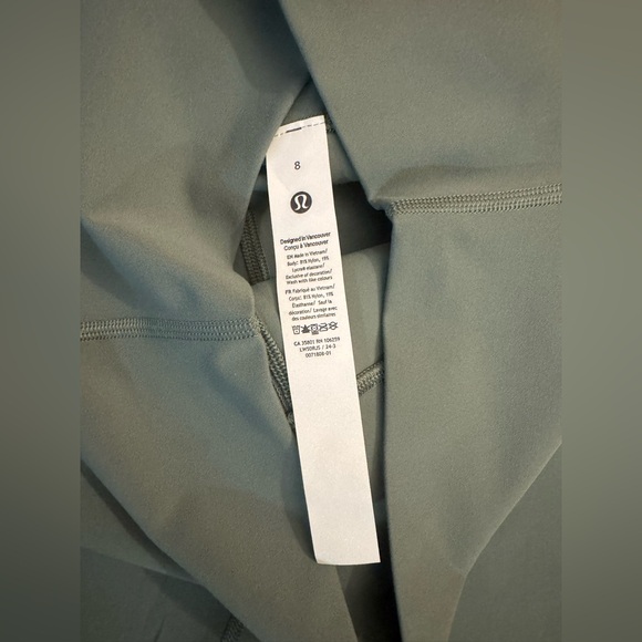 New Lululemon Align high rise pant 25” Light Green. Grey Eucalyptus.Size 8. - Picture 5 of 9